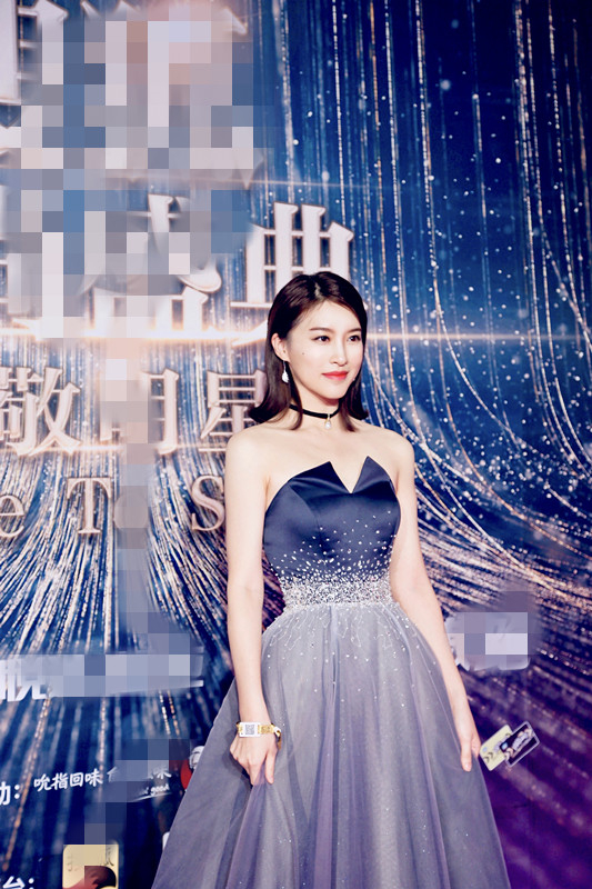 杜雨宸亮相时尚盛典 蓝色镶钻纱裙超甜美