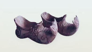 古代的鞋子不分左右脚且前端翘起