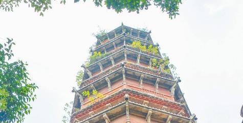 武汉唯一的皇家寺院，距今已有1600多年历史，但香火却不及归元寺