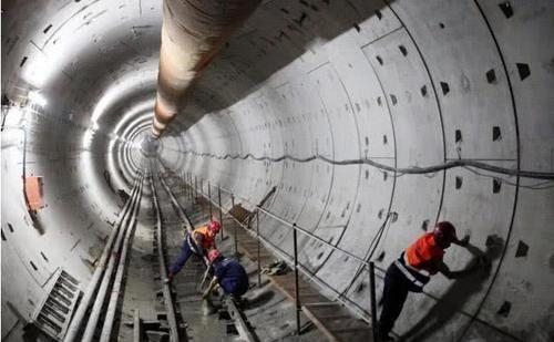 在地下修建地铁时,为什么不会撞到地基?看完真佩服中国工程师
