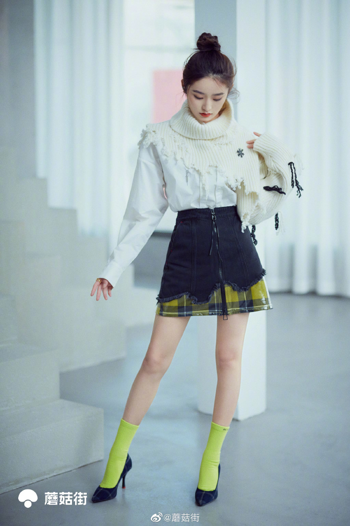 柴蔚冬日大片曝光 获赞"长腿妹妹"