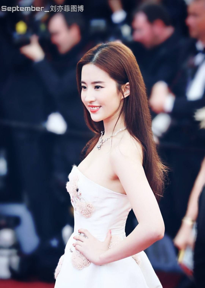 组图收藏:每日一吸仙气,刘亦菲迪奥高定礼服美图