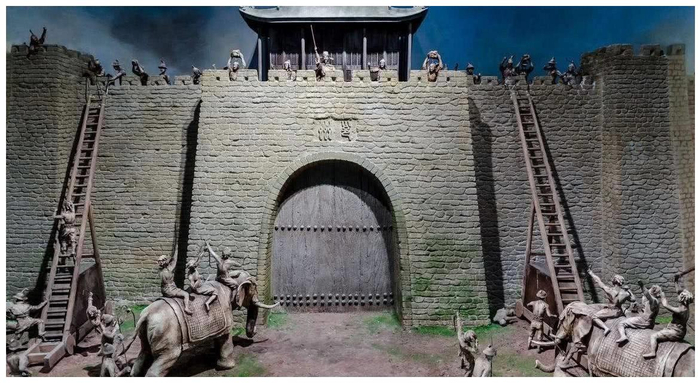 古代城门明明都是木门，为何攻城时只撞门不用火烧门？