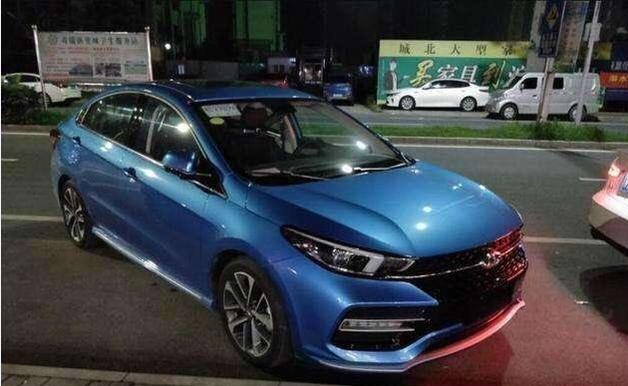 喜提艾瑞泽gx,外观比宝马帅,停在路上,车主:真的很耀眼!
