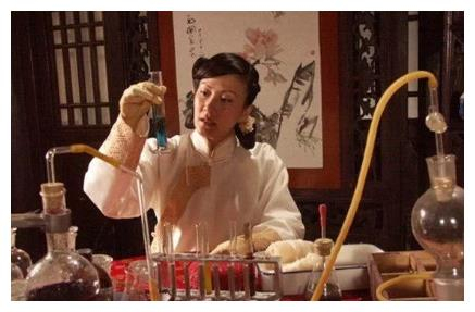 “十三姨”原型莫桂兰是黄飞鸿的小妾, 各个版本的十三姨你最喜