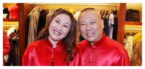 郭德纲与第二任妻子王惠在1997年相识,两人恋爱十多年,是王惠陪伴