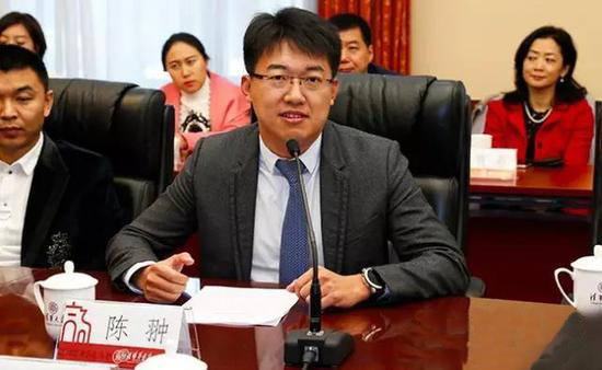 父亲陈华曾任黑龙江省政府扶贫办公室主任,现任碧桂园副总裁,自己因