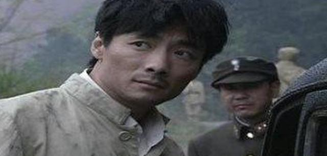 《潜伏》:为啥斗不过余则成?四个字决定了佛龛李涯的悲剧人生!