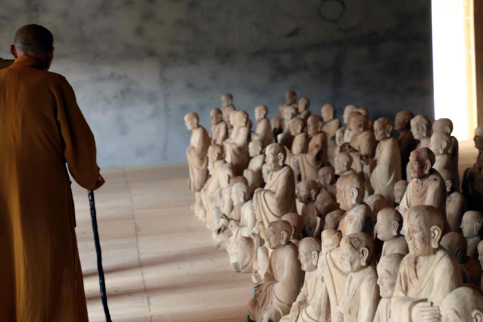 安徽马鞍山:700年古寺中,聆听一位正道修行的老师父诵经说法!|五百罗汉_新浪新闻