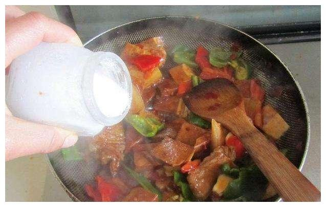 炒菜时什么时候放盐味道更佳?有人不懂随便放,导致炒出的菜没味