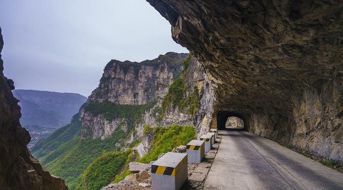 中国最惊险的挂壁公路，现实版的“愚公移山”，竟比登蜀山还难！