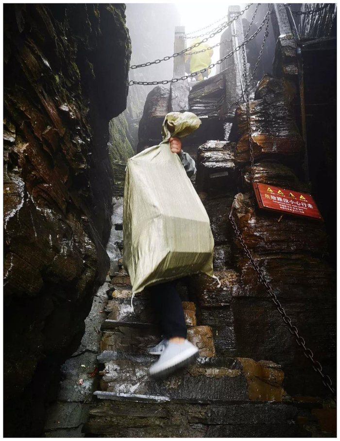贵州梵净山有一群挑夫,专门抬游客上山,据说180斤3200元|贵州|梵净山|挑夫_新浪新闻