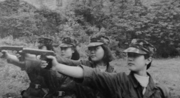 珍贵老照片:一名女死刑犯即将被押赴刑场,好奇地望着天空