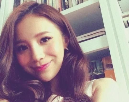 还记得“黑涩会美眉”吗?如今昆凌混最好,鬼鬼成大咖,她已去世