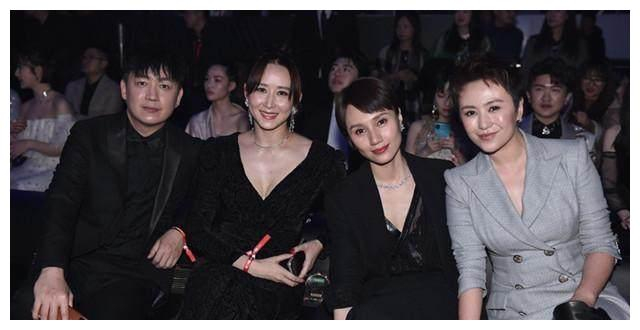 40岁胡静与41岁袁泉同框对比,差距不是一般大,她简直完胜!