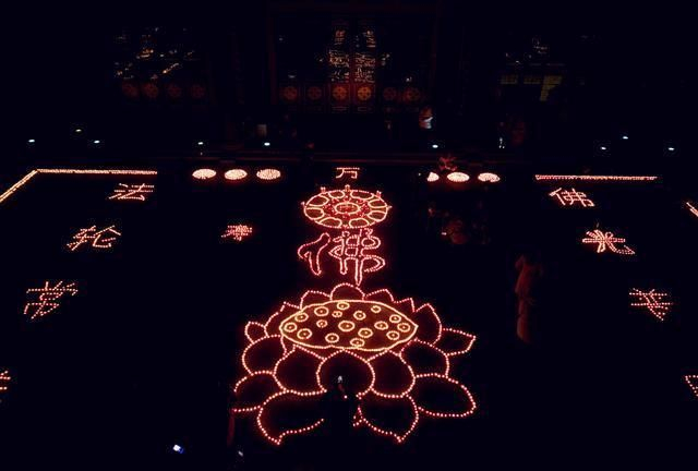 在寺院佛堂供灯的功德有哪些?|功德|佛堂|佛陀_新浪新闻