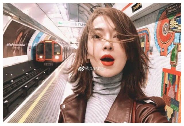 尼格买提妻子罕见晒自拍，帕夏古丽素颜嘟嘴卖萌，大眼睛迷人