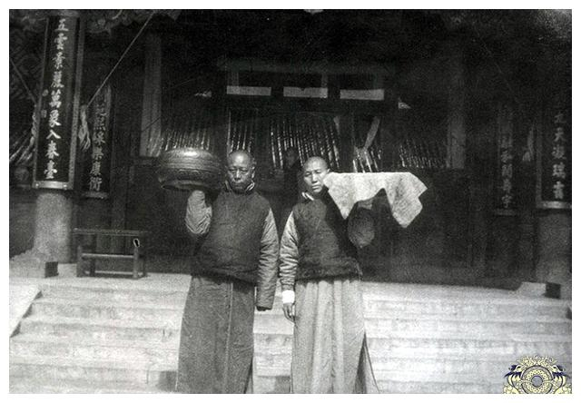 一组清朝太监真实老照片：图五将珍妃投井，图六是皇帝的贴身太监