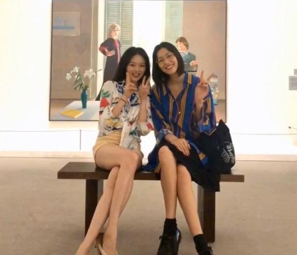 “第一网红”晚晚,与刘雯同台比美都不输,油画色系穿搭加分不少|刘雯|高领|v领