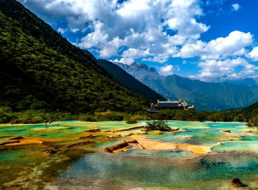 黄龙:一个景观奇特、资源丰富、具有重要科学价值世界自然遗产地