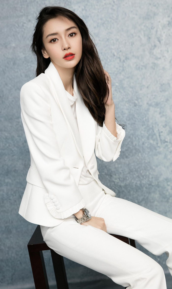 精美壁纸:杨颖身穿白色女士西装,干练清爽气质绝佳