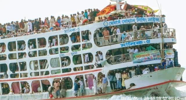 印度人又开挂了，坐船超载了800人，眼看船就要下沉了！