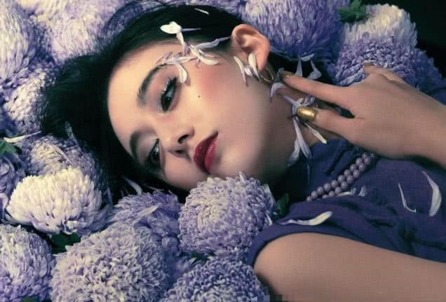李诞女朋友黑尾酱陈典,身穿一袭“围裙”暴露身材,李诞真有福气