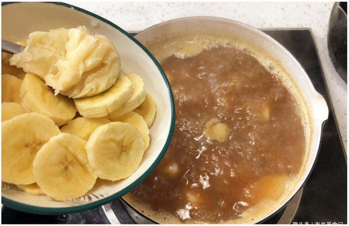 每当孩子“积食”，奶奶都让喝的消食汤，只用3种水果，简单实用