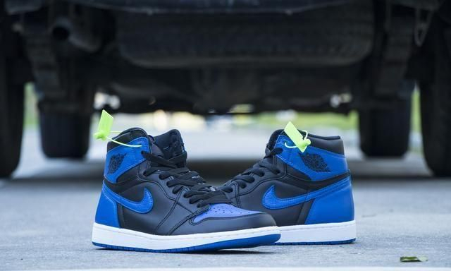 但也有人认为皇家蓝是og高帮,而黑蓝则是mid中邦.