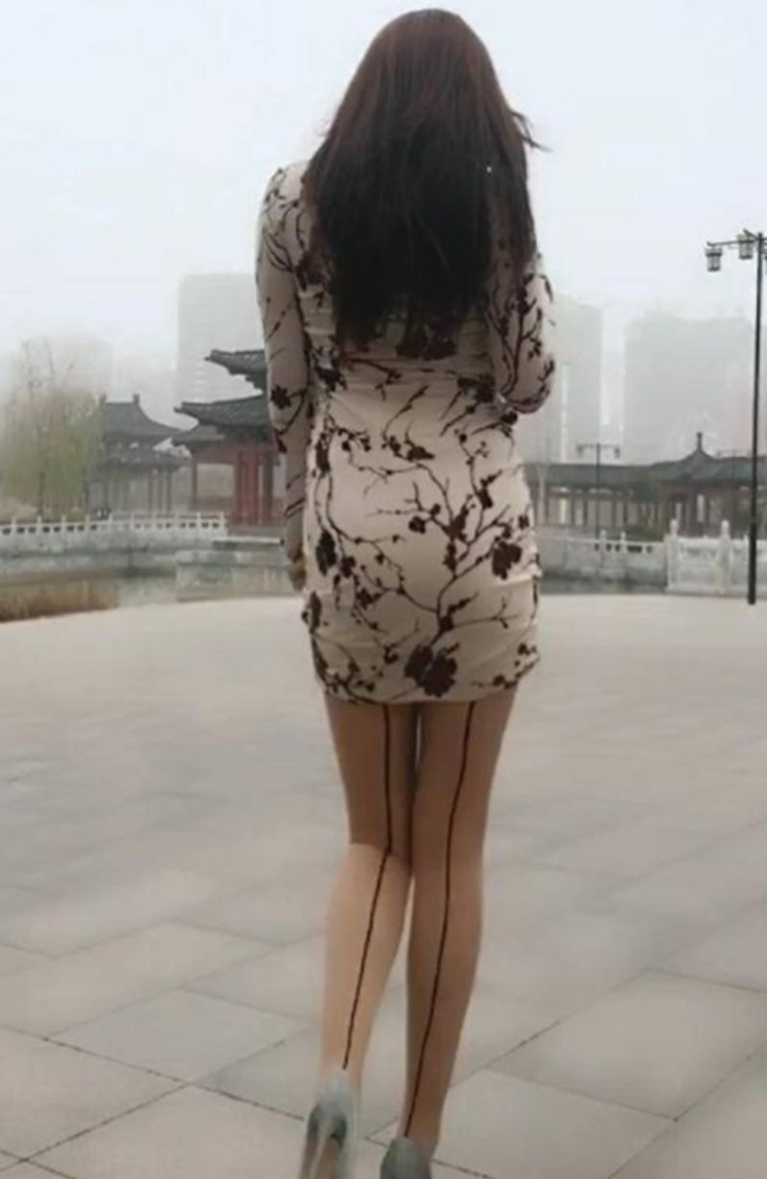 街拍:身材高挑的少妇,身穿黑色透视装,让好身材尽收眼底!