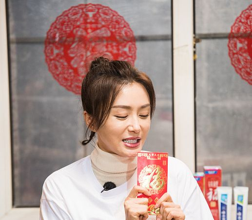 秦岚带林依轮回东北老家见家长,感受东北的特色“年味儿”
