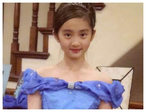 黄磊14岁女儿穿衬衫开叉被提醒：我打耳洞还染发，却不影响我优秀