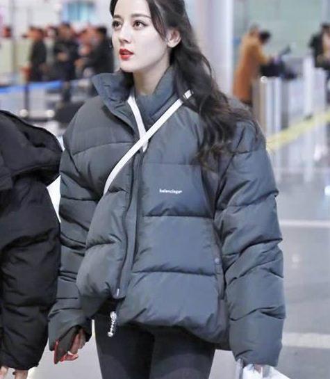 明星街头穿搭_街拍明星穿百褶裙搭配图片_明星穿搭街拍
