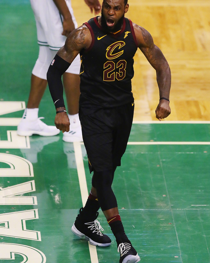 詹姆斯太阳照耀赛场