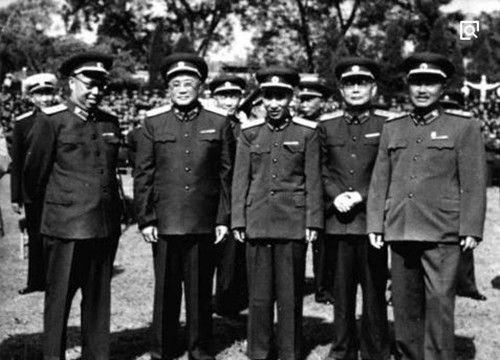 珍贵的共和国十大元帅们合影照,元帅们肩并肩站一起,看向镜头_新浪新闻