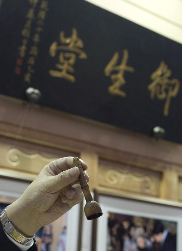 广西壮族自治区，清雍正年间的青花人物故事贯耳扁方壶|博物馆_新浪新闻