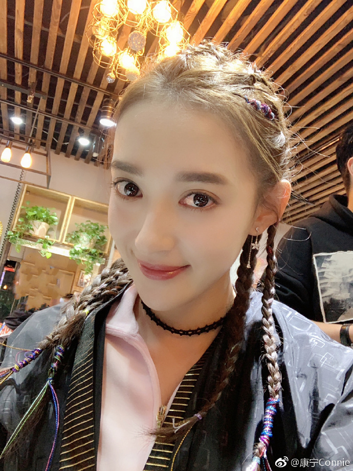 可爱女演员康宁迷人写真美照欣赏