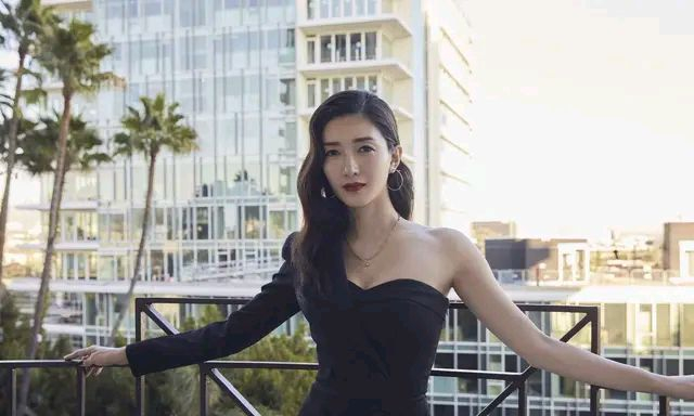 江疏影，感觉风情万种，尽显妩媚女人味，好似天上仙女下凡尘！