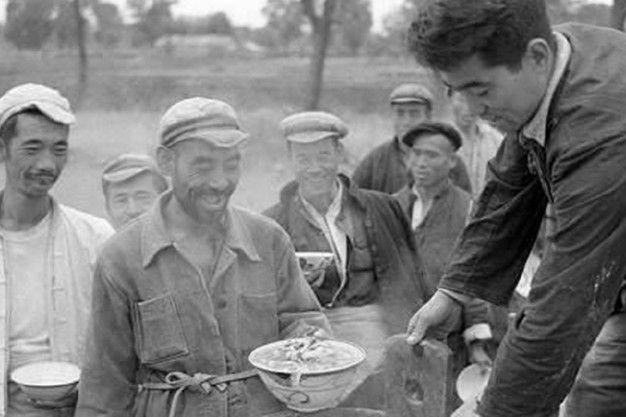 中国50年代老照片：丈夫指导妻子积极学习，不甘于文盲！