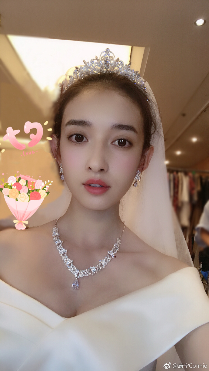 可爱女演员康宁迷人写真美照欣赏