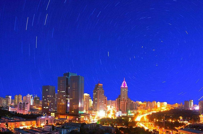 中国“夜生活最晚”的地方:晚上9点日落,半夜12点美女遍布街头|新疆|旅游|上班时间|美景|时区_新浪新闻