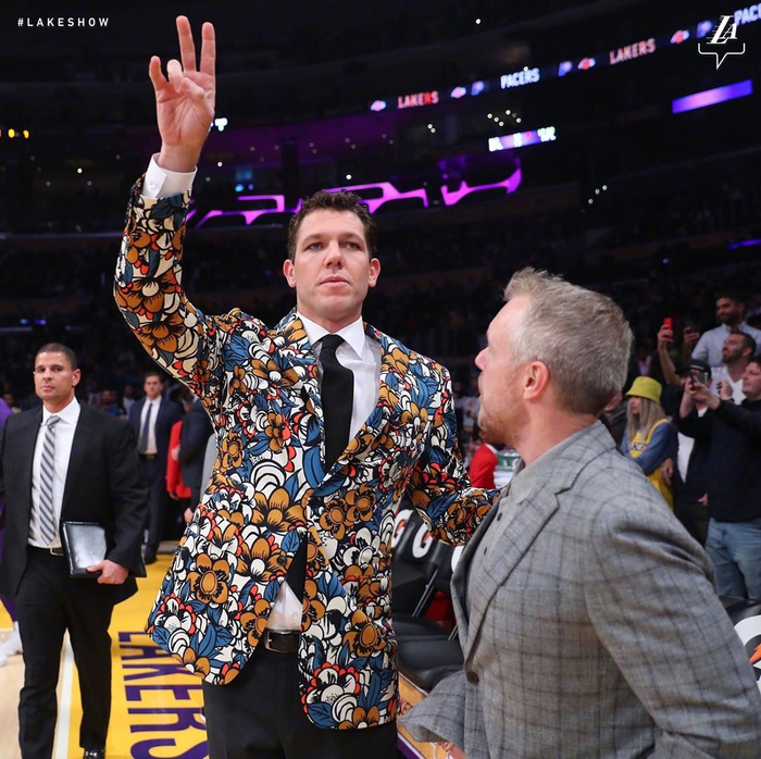 NBA球员都在向一位记者致敬!花衬衫就是他的标签