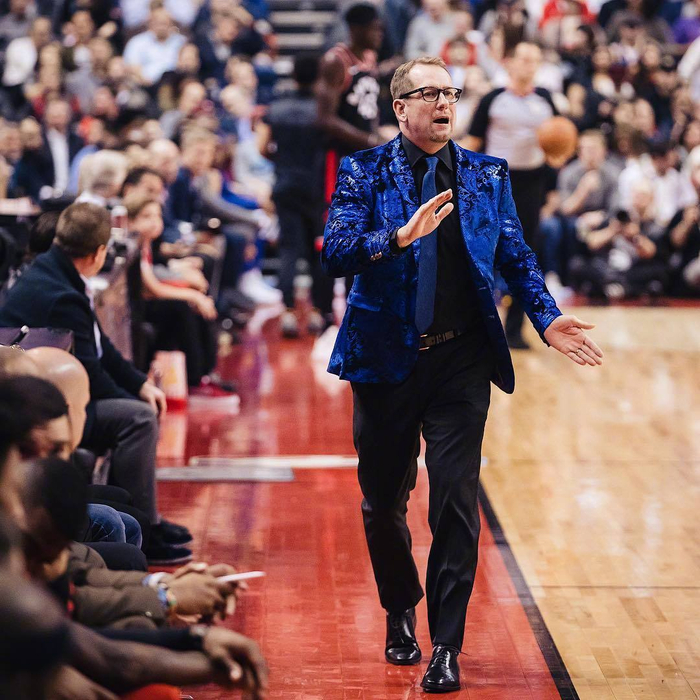 NBA球员都在向一位记者致敬!花衬衫就是他的标签