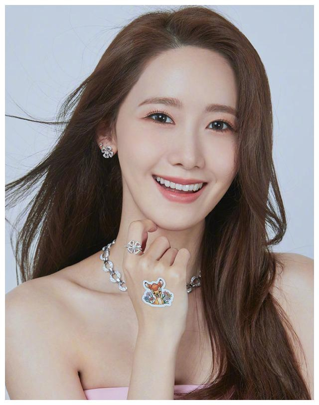 29岁林允儿亮相盛典，穿粉色抹胸裙秀蛮腰，生图下初恋颜也好出众
