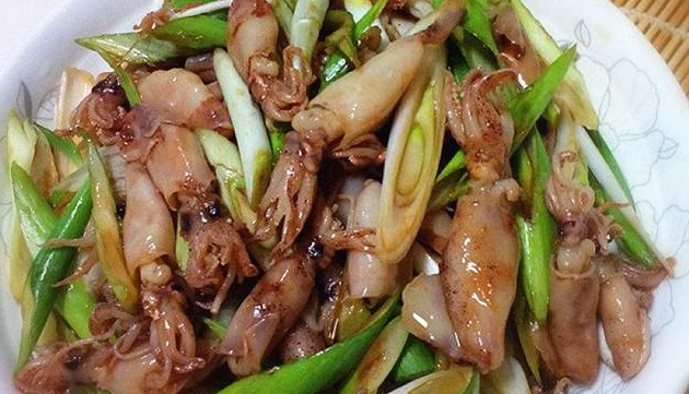 咬一口就爆汁的美味海鲜，就是笔管鱼，满满的籽太好吃|鲜美_新浪新闻