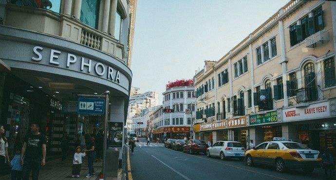 中山路步行街是厦门最老牌的商业街,是厦门最繁华的商业街