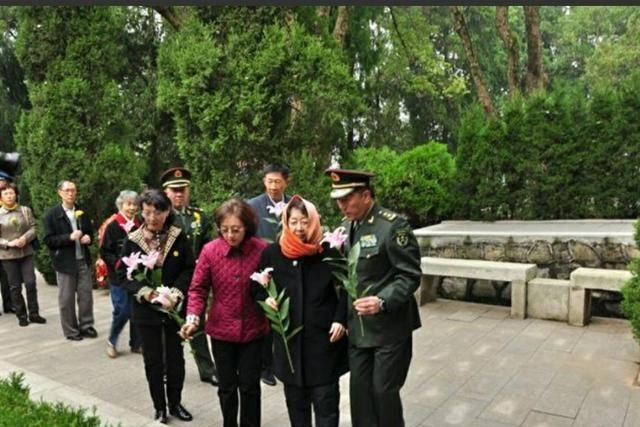 秦基伟子女秦卫江,秦天,秦畹江罕见合影照,一门四中将|秦卫江|秦天|秦基伟_新浪新闻