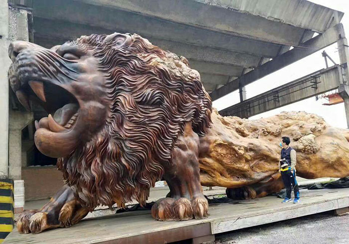 世界上最大的木雕狮子出现在中国，22名雕刻师耗时三年多完成|木雕|雕刻