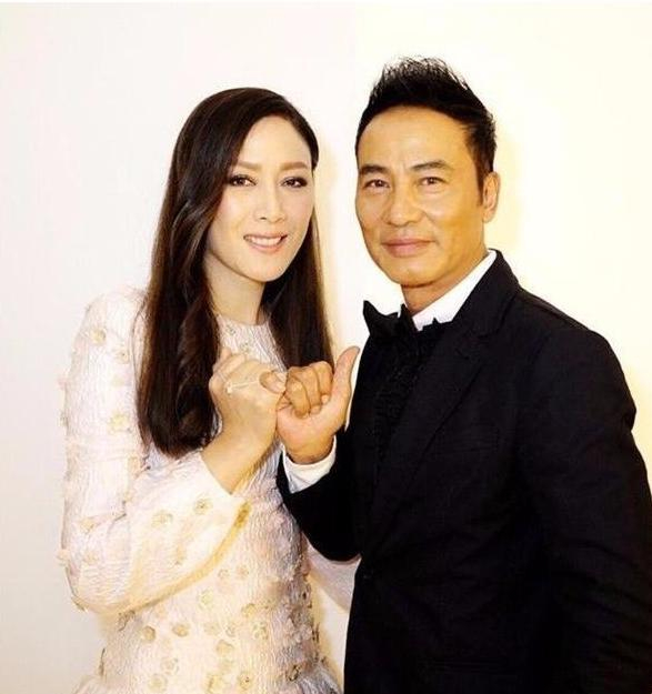 任达华琦琦二十年相濡以沫,婚姻长久的秘诀是什么?|琦琦|任达华|婚姻|老婆|秘诀|女儿|绯闻|妻子|任晴佳|相思豆_新浪娱乐_新浪新闻