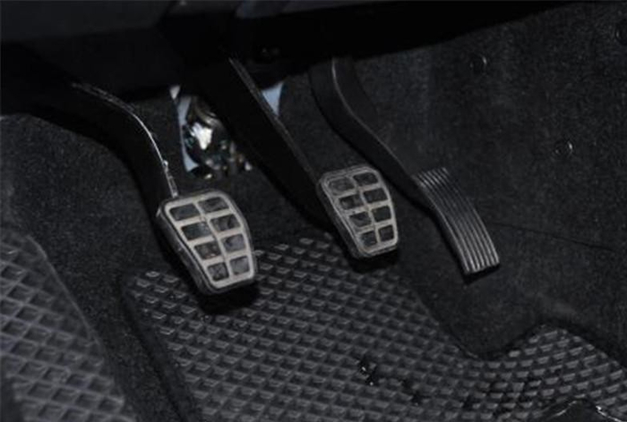 开车时刹车和离合能不能一起踩车主后悔现在才知道